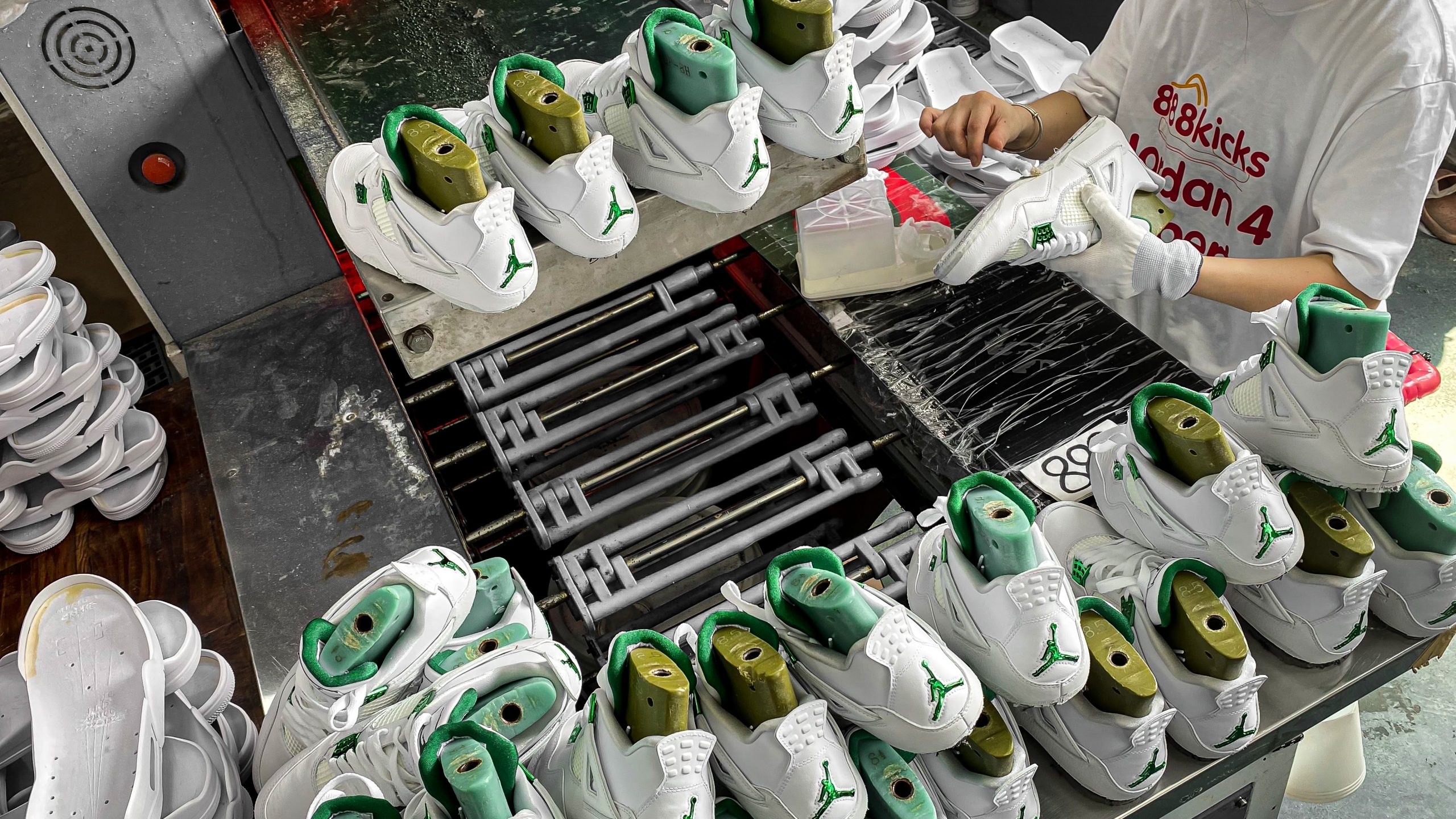 Jordan 4 Retro Metallic Green