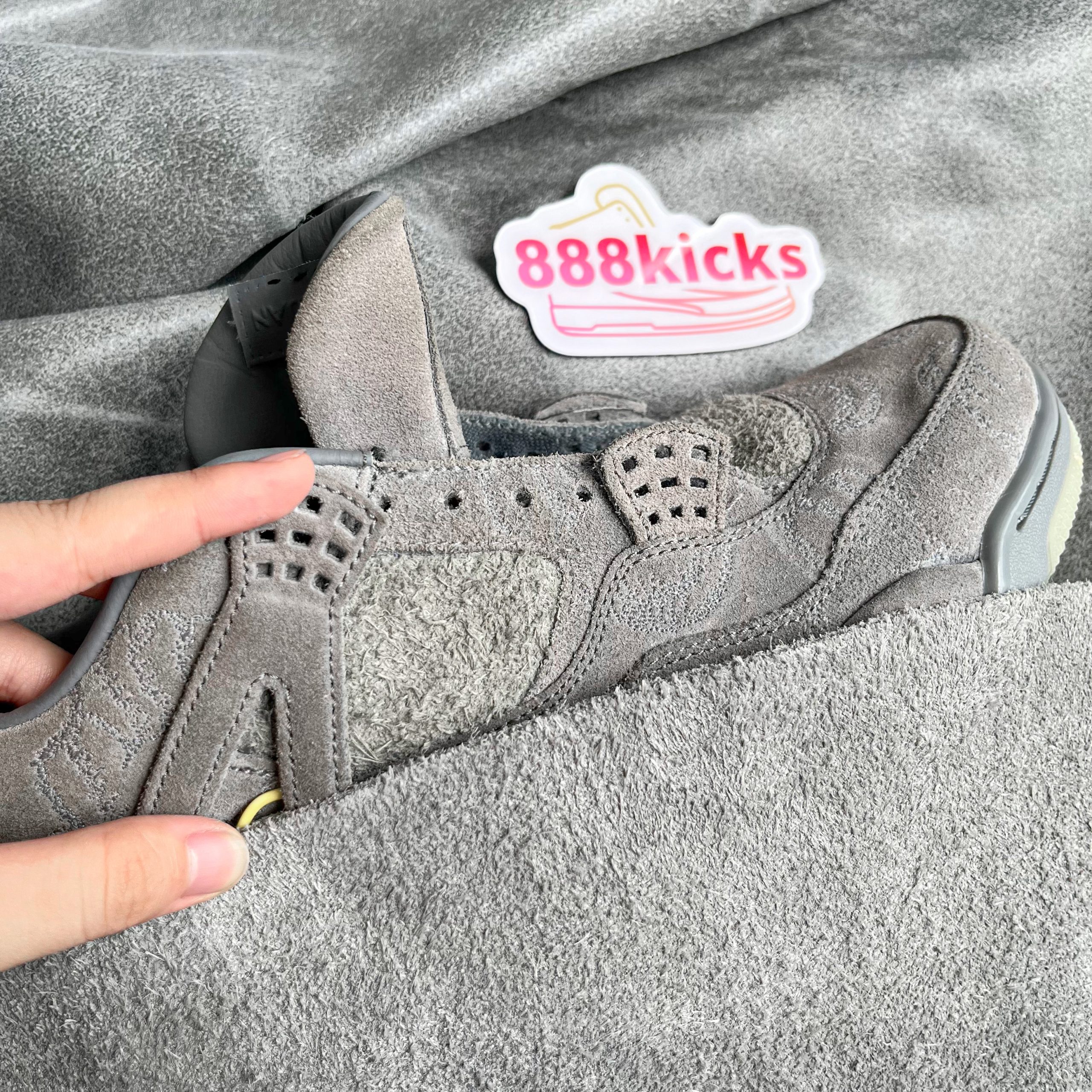 Jordan 4 Retro Kaws