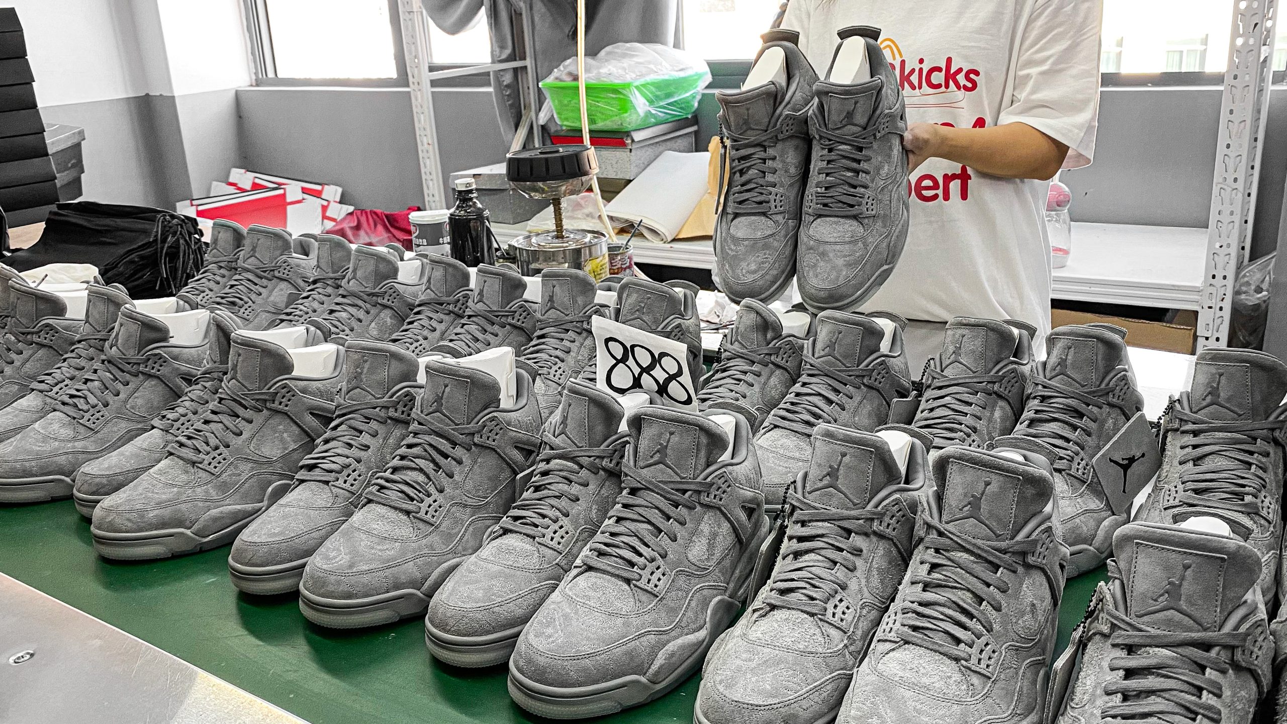 Jordan 4 Retro Kaws