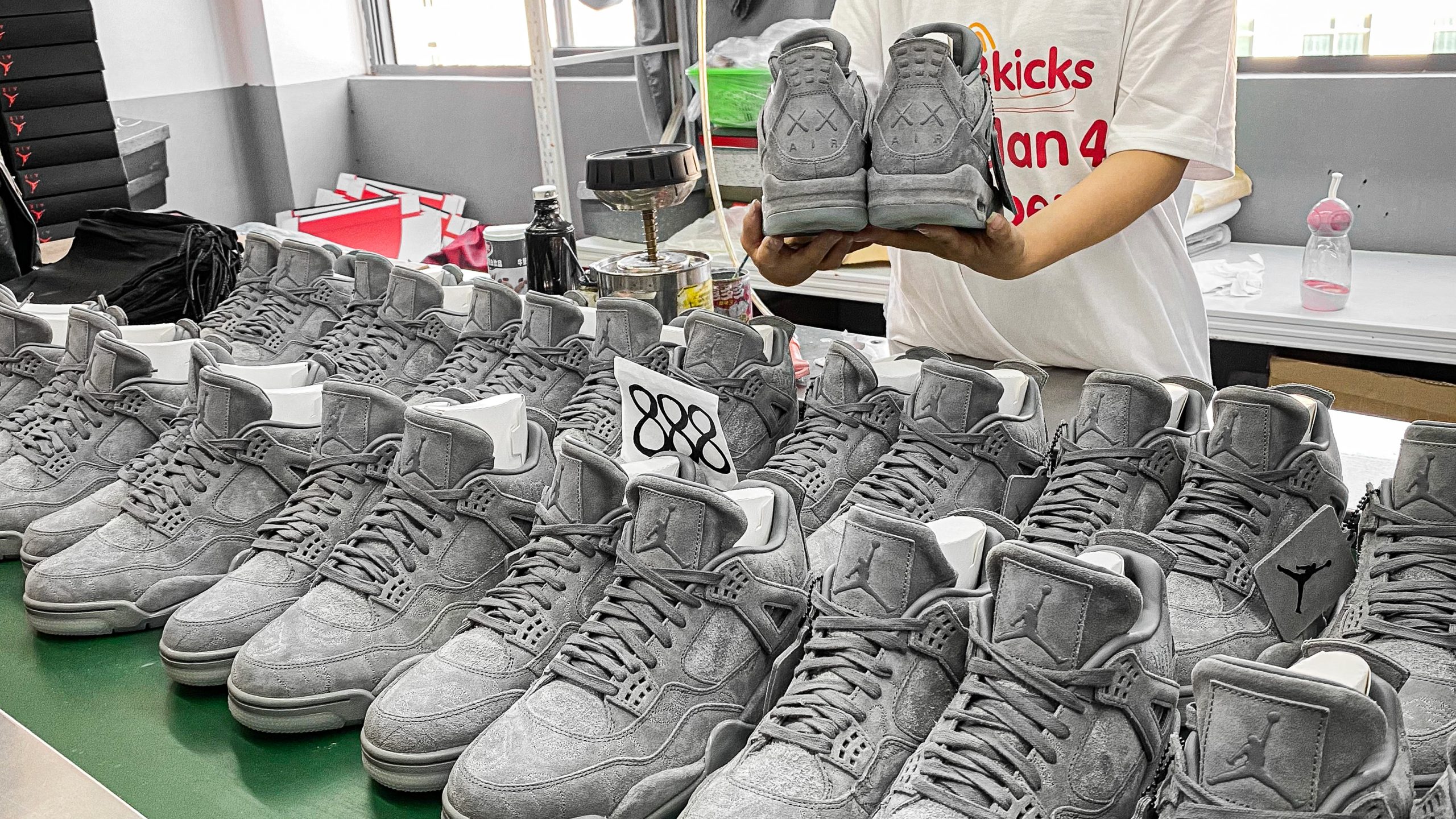 Jordan 4 Retro Kaws
