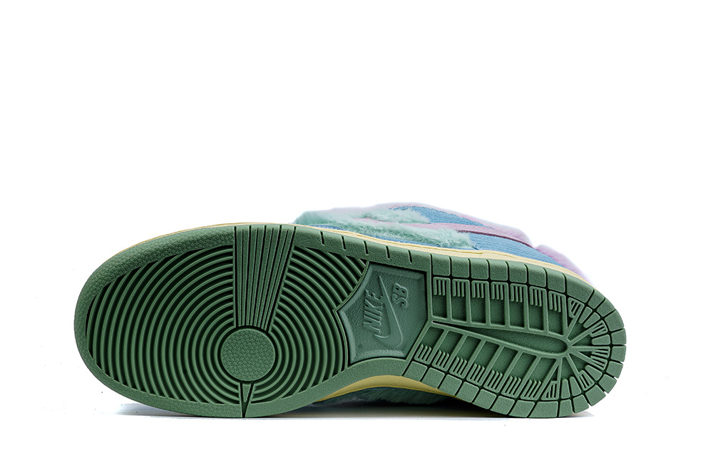 VERDY x Nike SB Dunk Low Visty